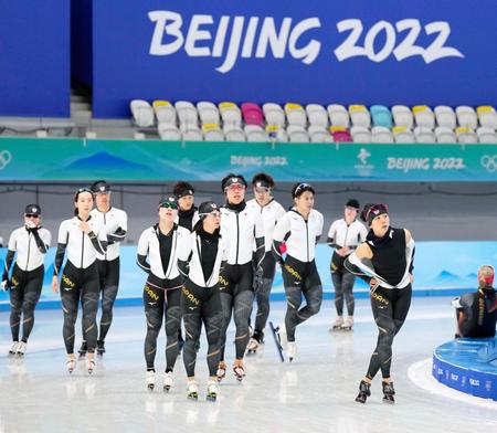 国家スピードスケート館での初練習で氷の感触を確かめる高木美帆（右端）ら日本代表（共同）