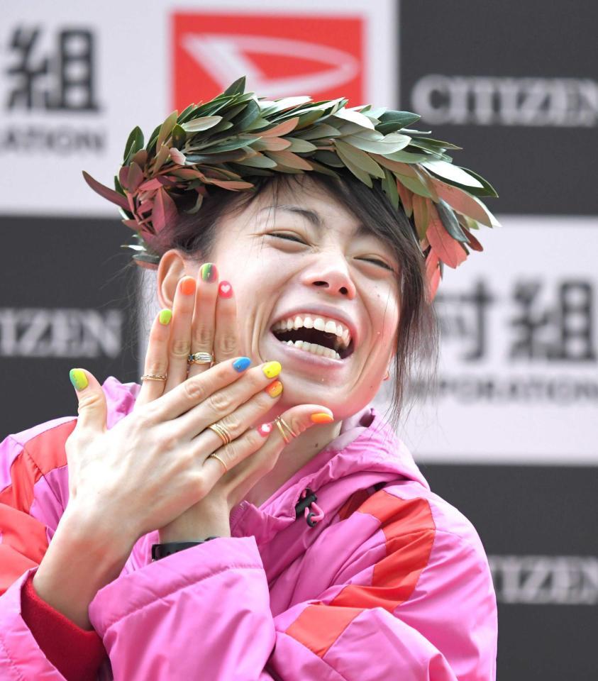 　大会新記録を達成した松田瑞生はネイルを披露する