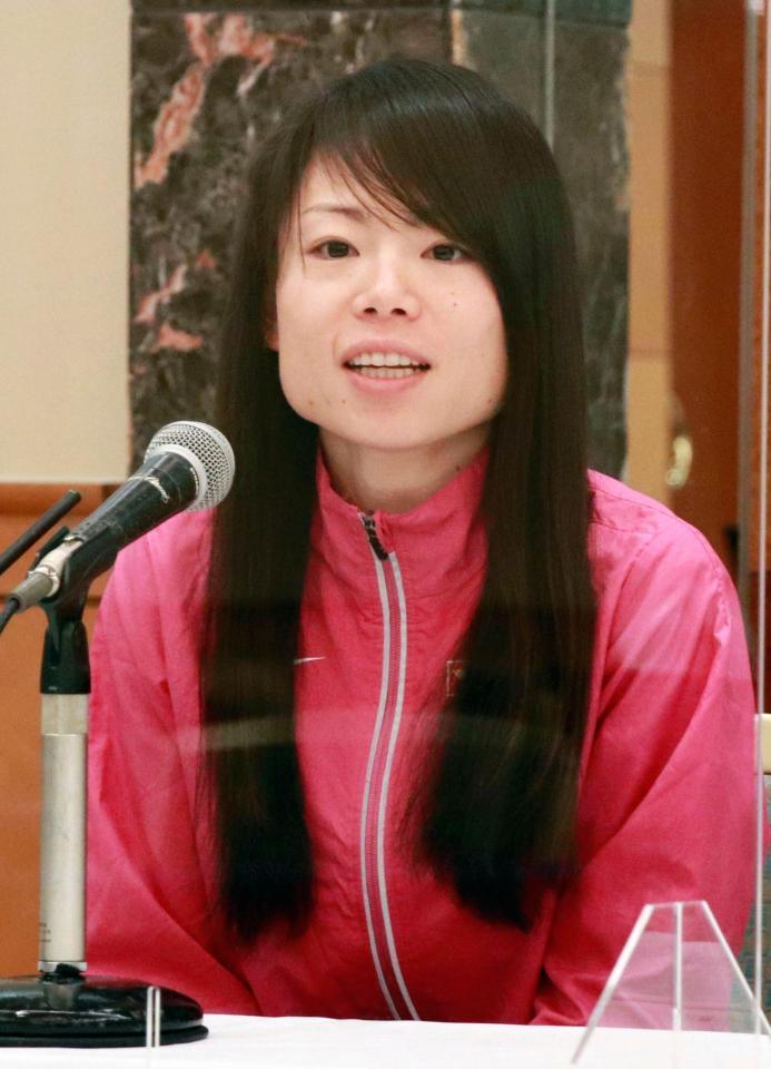 大阪国際女子マラソン優勝から一夜明け、記者会見する松田瑞生＝31日、大阪市