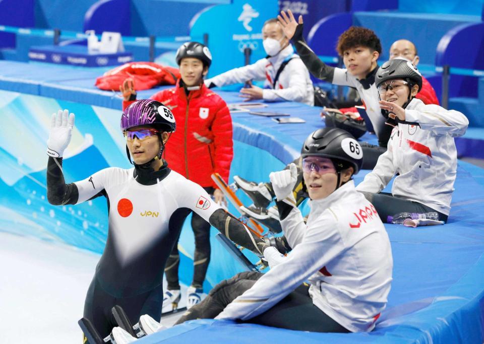 　首都体育館での練習中、リラックスした表情を見せる吉永一貴（手前左）、菊池純礼（同右）ら日本代表（共同）