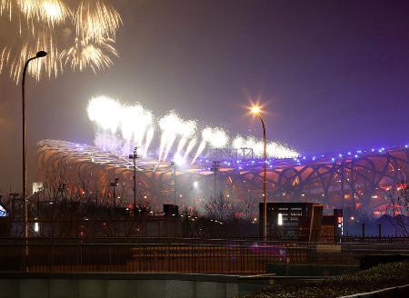 　北京冬季五輪の開会式リハーサルが行われた国家体育場から打ち上がる花火＝１月３０日、北京（共同）