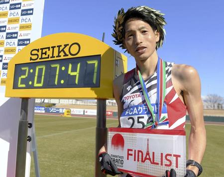 　２時間７分４７秒の大会新記録で優勝した西山雄介（代表撮影）