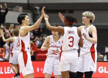 　カナダに勝利し、喜ぶ渡嘉敷（右端）ら日本代表の選手たち＝おおきにアリーナ舞洲（代表撮影）
