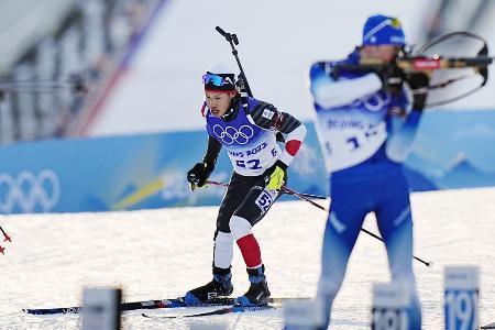 　バイアスロン男子２０キロ。射撃を終え走りだす尾崎光輔（左）＝２月８日、張家口（共同）