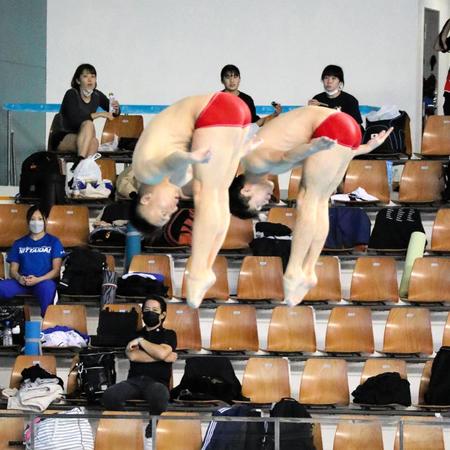 　１本目の演技をする寺内（手前）と坂井