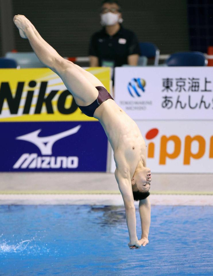 　男子板飛び込み決勝での玉井陸斗の演技