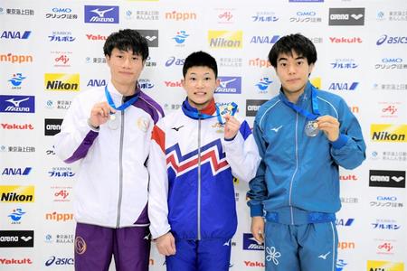 　表彰式で笑顔を見せる玉井（中央）＝提供・日本水泳連盟