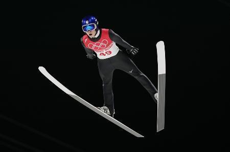 　スキージャンプ男子個人ラージヒル決勝　小林陵侑の１回目の飛躍＝１２日、張家口（共同）
