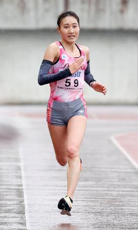 　全日本実業団ハーフマラソン女子で２位に入った五島莉乃＝維新みらいふスタジアム