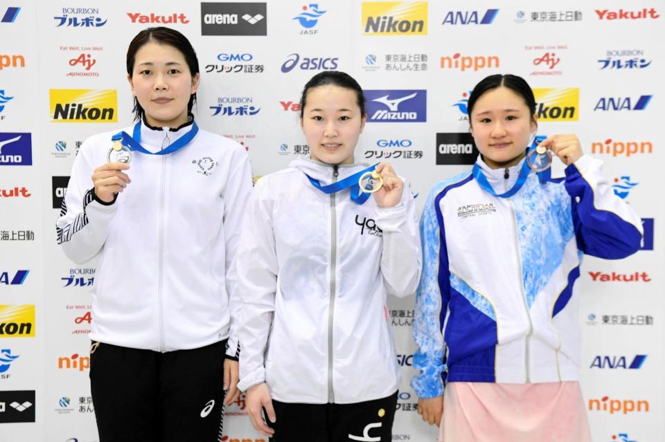 女子３メートル飛び板飛び込みで優勝した三上（中央）＝日本水泳連盟提供