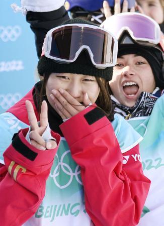 　スノーボード女子ビッグエアで銅メダルを獲得し、涙を流して喜ぶ村瀬心椛（左）＝北京（共同）