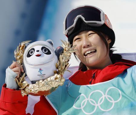 　スノーボードの女子ビッグエアで銅メダルを獲得し、喜ぶ村瀬心椛＝北京（共同）