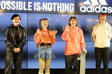 　ａｄｉｄａｓウィメンズブランドキャンペーン発表会に出席する西矢椛（中央右）、寺田明日香（右）ら