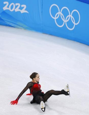 　フィギュアスケート女子フリー　ジャンプで転倒するカミラ・ワリエワ＝１７日、北京（共同）
