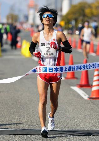 　男子２０キロ　１時間１９分４秒で優勝した高橋英輝＝神戸市六甲アイランド甲南大周辺コース