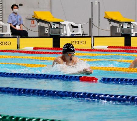 　男子１００メートル予選に出場し力泳する佐藤翔馬