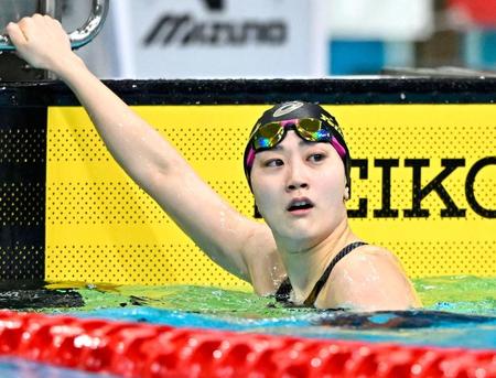 　女子１００メートル自由形決勝のレースを終え、タイムを確認する青木智美