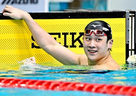 　男子１００メートル平泳ぎ決勝のレースを終え、タイムを確認する佐藤翔馬