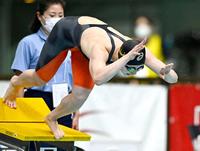 　女子１００メートル自由形決勝でスタートする青木智美