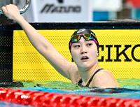　女子１００メートル自由形決勝のレースを終え、タイムを確認する青木智美