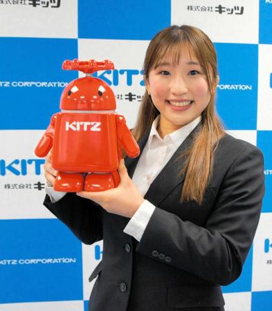 　「キッツ」への入社を発表した須崎優衣（株式会社キッツ提供）