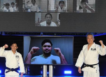 　オンライン柔道教室にリモート参加したウルフ・アロン（画面）。左は野村忠宏氏、右は日本男子の鈴木桂治監督