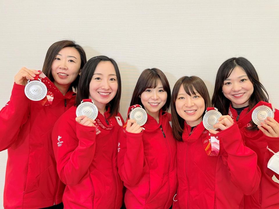 　帰国会見を行ったカーリング女子日本代表のロコ・ソラーレ（左から）石崎、藤沢、吉田夕、鈴木、吉田知＝（Ｃ）ＪＣＡ