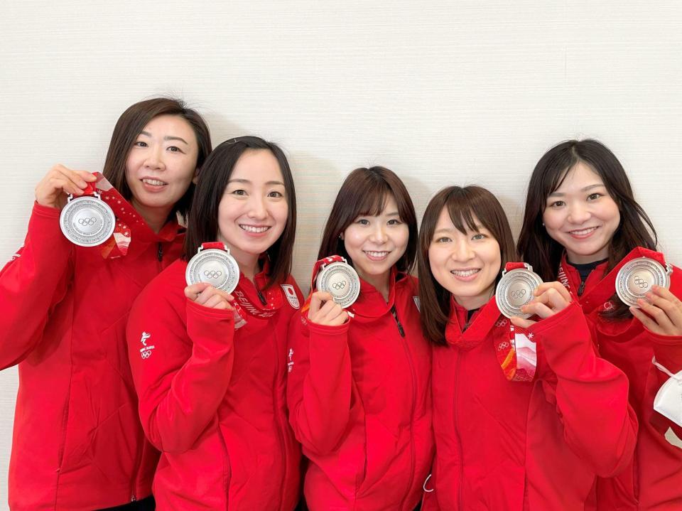 　帰国会見を行ったカーリング女子日本代表のロコ・ソラーレ。左から、石崎、藤沢、吉田夕、鈴木、吉田知（Ｃ）ＪＣＡ