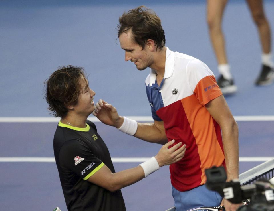 　西岡良仁（左）を下したダニル・メドベージェフ＝（ロイター＝共同）