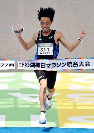 　大阪マラソン・びわ湖毎日マラソン統合大会で優勝した星岳＝大阪市