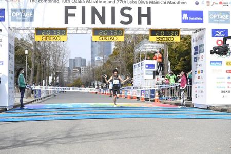 　第１０回大阪マラソン・第７７回びわ湖毎日マラソン統合大会で１着でゴールする星岳＝大阪城公園