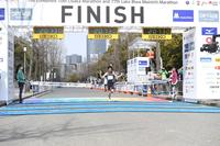 　第１０回大阪マラソン・第７７回びわ湖毎日マラソン統合大会で１着でゴールする星岳＝大阪城公園