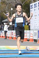 　第１０回大阪マラソン・第７７回びわ湖毎日マラソン統合大会で１着でゴールした星岳（撮影・石井剣太郎）