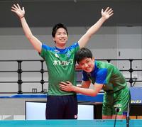　引退セレモニーで張本智和（右）とポーズをとる卓球の水谷隼さん
