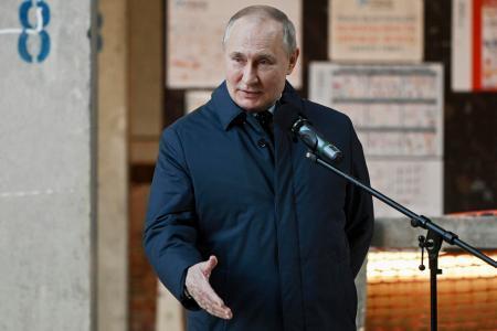 　２月２７日、モスクワ市内で話すロシアのプーチン大統領（ＡＰ＝共同）