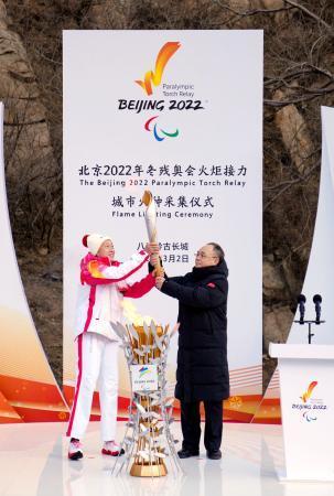 　万里の長城の観光スポット「八達嶺」で行われた北京冬季パラリンピック聖火の「採火式」＝２日、北京（共同）