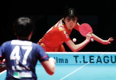 　日本ペイント-九州　第２試合のシングルスでプレーする日本ペイントの小塩＝アリーナ立川立飛