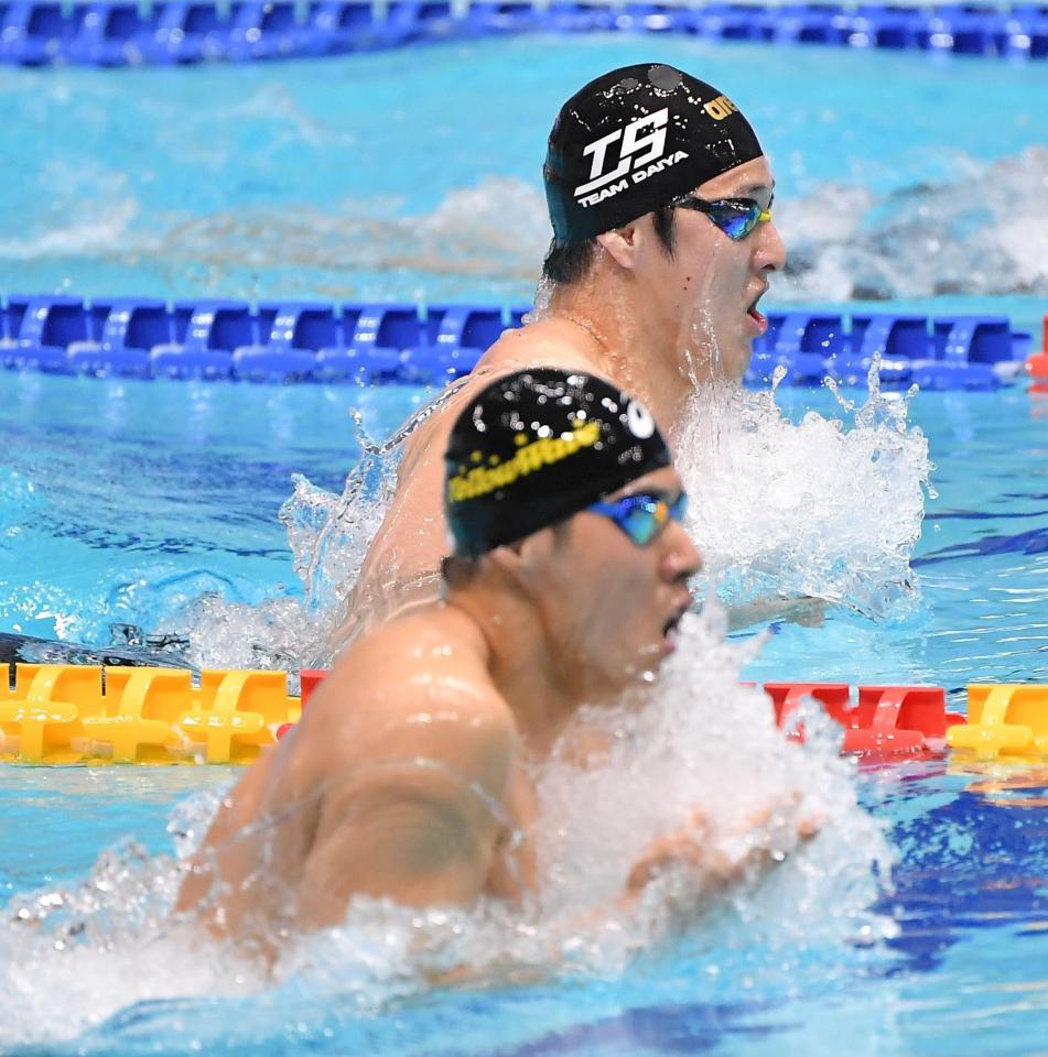 　男子４００ｍ個人メドレー決勝で競り合う瀬戸大也（奥）と本多灯場（撮影・伊藤笙子）