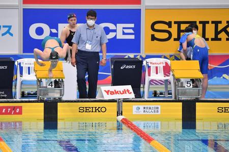 　女子２００ｍ自由形予選４組、スタートをする４レーンの五十嵐千尋（左）。５レーンの池江璃花子は棄権した（撮影・伊藤笙子）