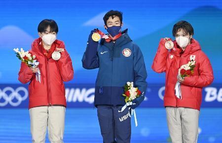 　北京冬季五輪フィギュアスケート男子のメダル授与式でメダルを掲げる（左から）銀の鍵山優真、金のネーサン・チェン、銅の宇野昌磨