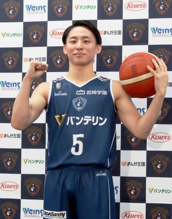 　バスケットボール男子Ｂリーグ１部の横浜ＢＣと来季の契約を結んだ河村勇輝＝３日午後、横浜市