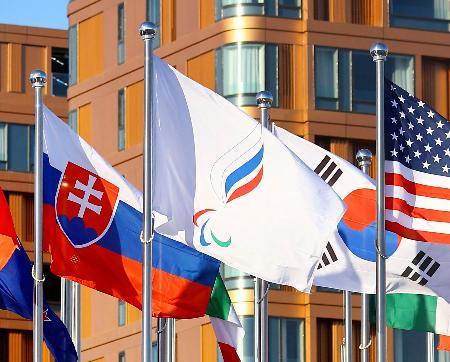 　北京冬季パラリンピックの選手村に掲げられたＲＰＣの旗＝１日、北京