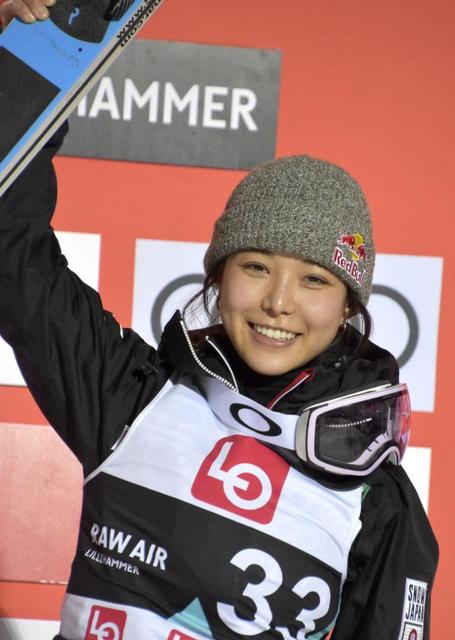 高梨沙羅が笑顔の復活Ｖ　悪夢の失格乗り越え、北京金メダリストを逆転　通算６２勝目