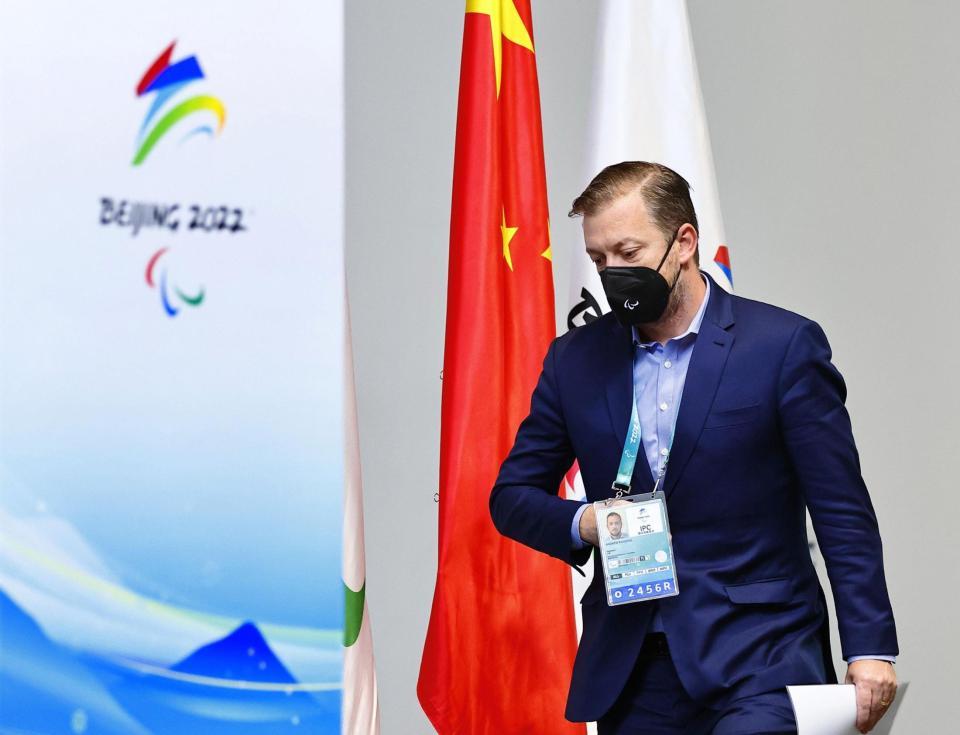 　記者会見に臨むＩＰＣのパーソンズ会長。ロシアとベラルーシの選手団に対して北京冬季パラリンピックへの参加を認めない決定を下したと発表した＝３日、北京（共同）