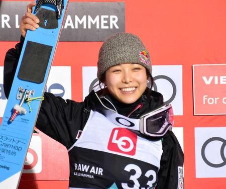 　Ｗ杯女子個人第１４戦で優勝し、笑顔を見せる高梨沙羅（共同）