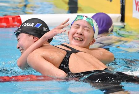 女子２００ｍ個人メドレー決勝で２位に入り、優勝した大本里佳（左）と抱き合う大橋悠依＝東京辰巳国際水泳場（撮影・伊藤笙子）