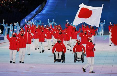 　北京冬季パラリンピックの開会式で、旗手の川除大輝を先頭に入場行進する日本選手団＝４日、北京（共同）