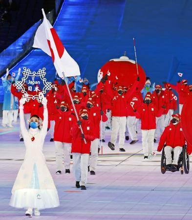 　北京冬季パラリンピックの開会式で、入場行進する日本選手団。旗手は川除大輝＝４日、北京（共同）