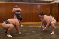 春場所に向けて稽古する正代（右）（日本相撲協会提供）