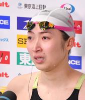 　女子１００ｍ自由形決勝を制すも派遣標準記録を突破できず、目を潤ませながらインタビューに答える池江璃花子（撮影・伊藤笙子）